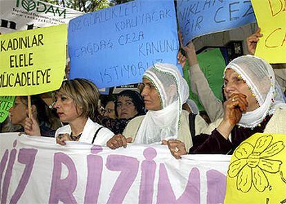 Mujeres turcas se manifiestan frente al Parlamento durante el debate de la reforma del código penal.