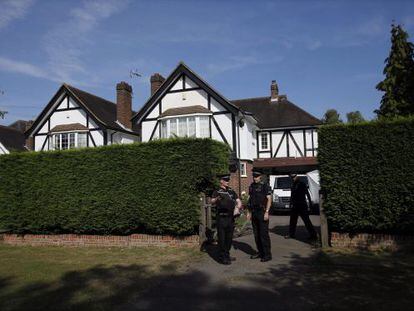 Polic&iacute;as brit&aacute;nicos custodian el acceso a la vivienda de la familia asesinada en Francia el mi&eacute;rcoles.