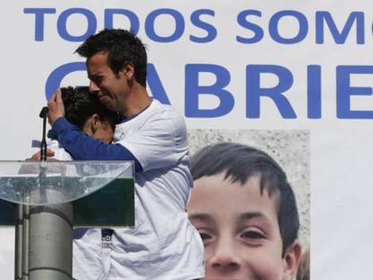Patricia Ramírez y Ángel Cruz, los padres de Gabriel, del menor abrazándose durante una concentración en Almería para reclamar el regreso a casa de su hijo. En vídeo, el portavoz del PP en el Congreso, Rafael Hernando. CARLOS BARBA (EFE) | VÍDEO: ATLAS