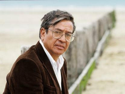 El autor y escritor mexicano José Agustín posa durante una sesión de retratos celebrada el 30 de mayo de 1996 en Saint Malo, Francia.