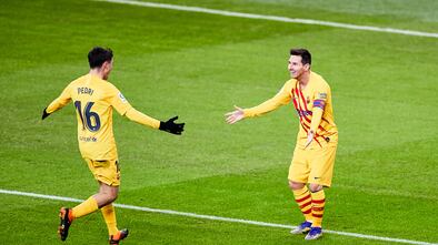 Messi celebra con Pedri el segundo gol del Barcelona ante el Athletic.