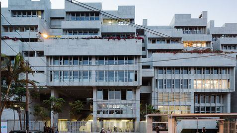 Sede de la Universidad UTEC en Lima (Perú), diseñado por Yvonne Farrell y Shelley McNamara en 2015.