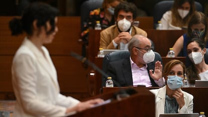 Mónica García observa a Isabel Díaz Ayuso durante un pleno de junio de 2021.