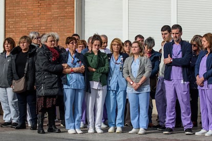 Los compañeros del Hospital de Cruces de a Silvia, la mujer asesinada en la localidad cántabra de Castro Urdiales, donde residía, la recordaban el viernes con una concentración delante del centro.