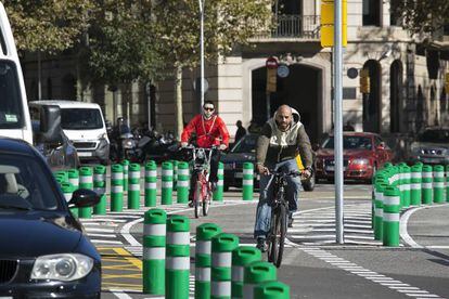 Carril bici a la plaça de Joan Carles I.