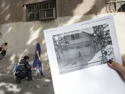 Un participante en la acción pega en un muro una reproducción de una de las personas captadas por las cámaras de Google Street View.