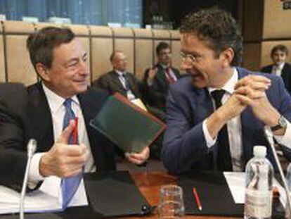 JW015 BRUSELAS (B&Eacute;LGICA) 07/07/2014.- El presidente del Banco Central Europeo (BCE), Mario Draghi (i), y el presidente del Eurogrupo y ministro neerland&eacute;s de Econom&iacute;a y Hacienda, Jeroen Dijsselbloem (d), antes de la reuni&oacute;n del Eurogrupo previa al Consejo de Asuntos Econ&oacute;micos y Financieros de la Uni&oacute;n Europea (Ecofin), en Bruselas (B&eacute;lgica), hoy, lunes 7 de julio de 2014. Italia comienza su mandato de seis meses en la presidencia del Consejo de la Uni&oacute;n Europea. EFE/Julien Warnand