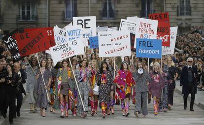 Karl Lagerfeld acompaña a las modelos al final del desfile de Chanel.