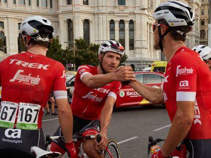 Ciclistas del equipo Trek Segafredo tras la etapa final de La Vuelta