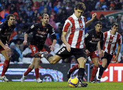 Llorente lanza el penalti del 1-0.