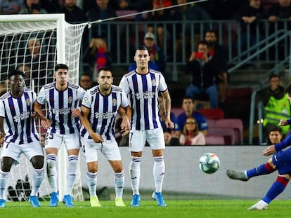 Messi marca de falta al Valladolid el pasado 29 de octubre en el Camp Nou.