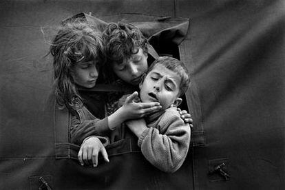 La instantánea de 1999 <i>Refugiados kosovares</i>, de la fotógrafa Cristina García Rodero.