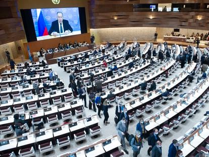 Los diplomáticos abandonan la sesión del Consejo de Derechos Humanos durante el discurso de Serguéi Lavrov, este martes en Ginebra.