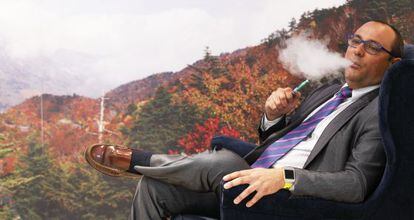 Muñoz vapea en una tienda de cigarrillos electrónicos. Está permitido.