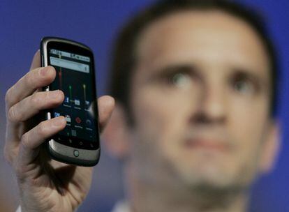 Mario Queiroz, vicepresidente de productos de Google, muestra Nexus One.