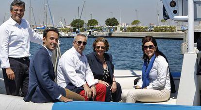 Alejandro Blanco, Rita Barber&aacute; y Mar&iacute;a Jos&eacute; Catal&aacute; durante su visita este s&aacute;bado a la Marina. 