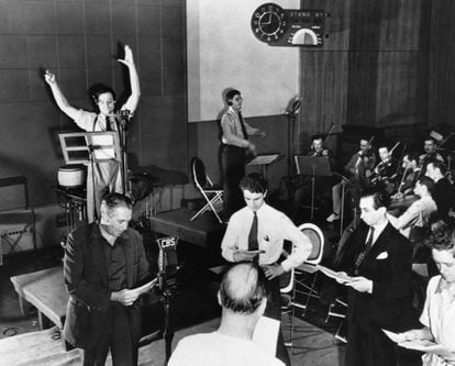 Orson Welles ensayando su representación de radio de 'La guerra de los mundos' en 1938.