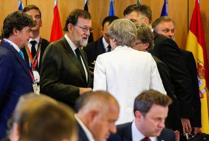 El presidente del gobierno, Mariano Rajoy, conversa con la primera ministra brit&aacute;nica, Theresa May, durante la segunda jornada del Consejo Europeo en Bruselas. EFE/Julien Warnand