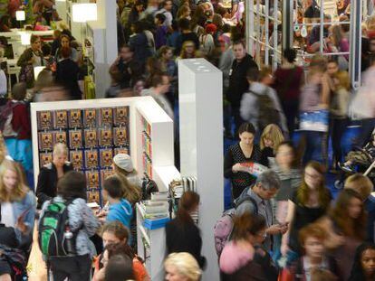 Visitantes en la feria del libro de Francfort.