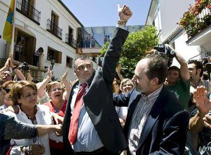 El ex alcalde Javier Carnero saluda ayer a un grupo de vecinos de Benalmádena tras acabar el pleno municipal.