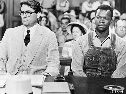 Gregory Peck y Brock Peters en una imagen de la adaptación cinematográfica de 'Matar a un ruiseñor'.