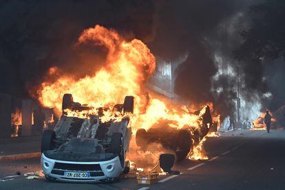 Vehículos incendiados en Nanterre, este jueves. 