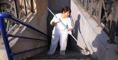 Una limpiadora pasa la fregona en la escalera de un Parking en Jerez (C&aacute;diz)