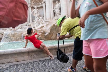 Una turista ante la Fontana de Trevi, en Roma.