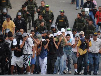 La polic&iacute;a colombiana detiene a miembros de las pandillas juveniles tras un tiroteo en Medellin