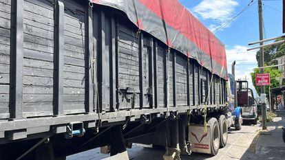 Camión en el que viajaban hacinados más de 202 migrantes, durante una operación de verificación en Fortín de las Flores, Veracruz (México), el 16 de julio de 2023.