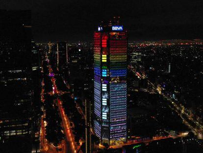 La torre de BBVA en Ciudad de México se ilumina con motivo del Orgullo LGBT.