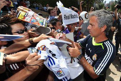 José Mourinho firma autógrafos a los aficionados en el  entrenamiento de ayer del Madrid en Los Ángeles.