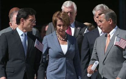 La dem&oacute;crata Nancy Pelosi, rodeada del l&iacute;der de la mayor&iacute;a republicana, Eric Cantor -izquierda- y el presidente de la C&aacute;mara de Representantes, John Boehner. 