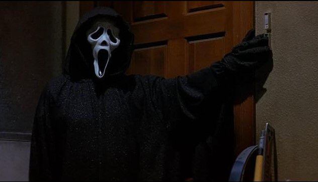 ¿Quién se esconde tras la máscara? Películas como 'Scream' (en la imagen) animan al espectador a que resuelva el misterio antes que el protagonista. Y suponen un aprendizaje que puede trasladarse a la vida real.
