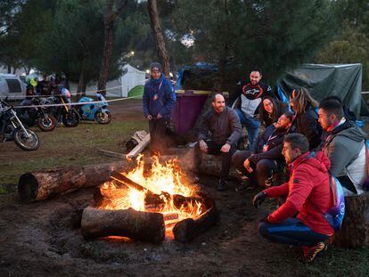 Un grupo de moteros se calienta al fuego, durante la concentración de Pingüinos, en enero de 2024.