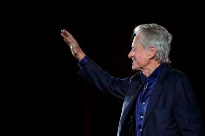 Michael Douglas saluda desde el escenario de su 'master class' en Cannes.