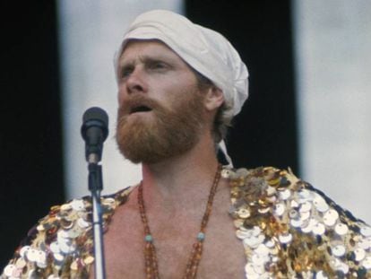 Mike Love en un concierto en 1975. En vídeo, su polémico discurso en el Rock and Roll Hall of Fame.