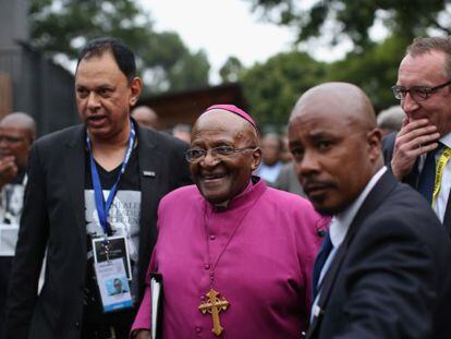 Desmond Tutu antes de homenajear a Mandela hoy en Johanesburgo, en v&iacute;spera del funeral del martes 