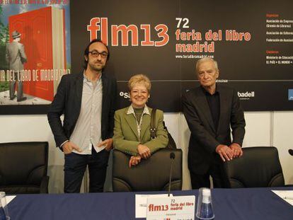 Los escritores Agustín Fernández, Mallo, Milagros del Corral y Luis Goytisolo, antes de la mesa redonda organizada por EL PAÍS.