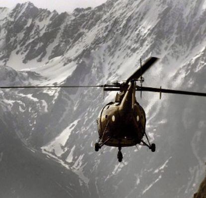 Fotografía de archivo que muestra a un helicóptero pakistaní sobrevolando los alrededores de Skardu cerca del Glaciar Siachen.