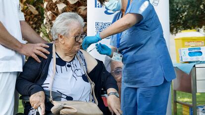 Josefa Pérez, residente del geriátrico Feixa Llarga de L,Hospitalet de Llobregat ha vuelto a ser la primera persona de Cataluña que ha recibido hoy la cuarta dosis de la vacuna de la covid.