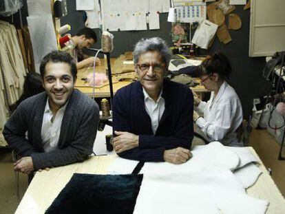 Nicolás Marinero, junto a su padre, Miguel, en el taller.