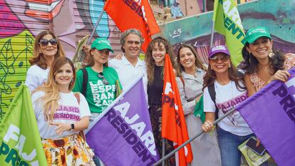 Candidate Sergio Fajardo during an event with women in Cali.