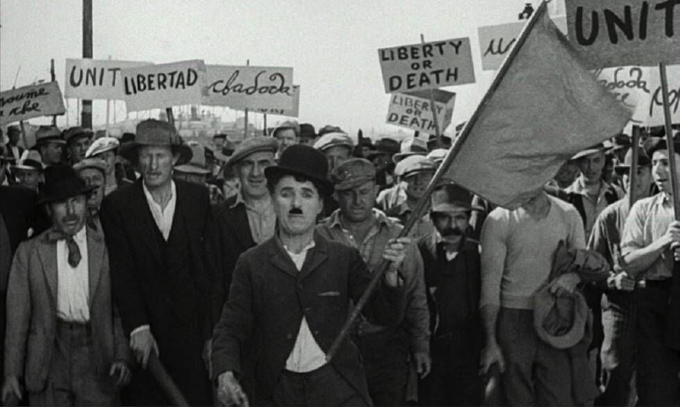 Fotograma de 'Tiempos modernos', con Charles Chaplin en primer plano.