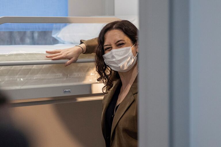 La presidenta de la Comunidad de Madrid, Isabel Díaz Ayuso, durante su visita este martes a las instalaciones de la Agencia de Seguridad y Emergencias Madrid 112.