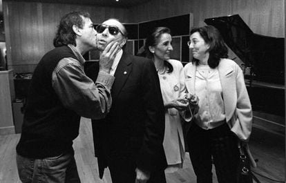 Serrat, en un gest afectuós amb Tete Montoliu, el 1997.