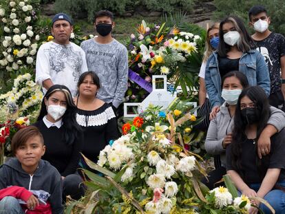 Una familia en el panteón Civil de Chalco, Estado de México, en septiembre pasado.