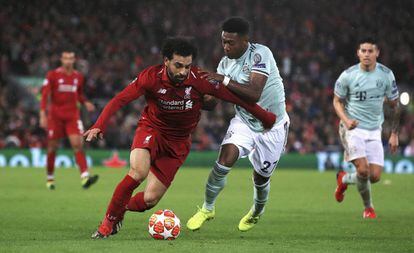 Salah batalla con Alaba durante el partido en Anfield.