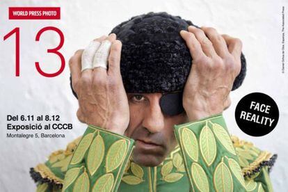 Diseño iniciual de las banderola que invitaban a visitar la exposición del World Press Photo.