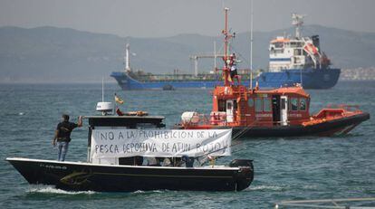 Una embarcaci&oacute;n deportiva protesta contra la moratoria del at&uacute;n rojo.